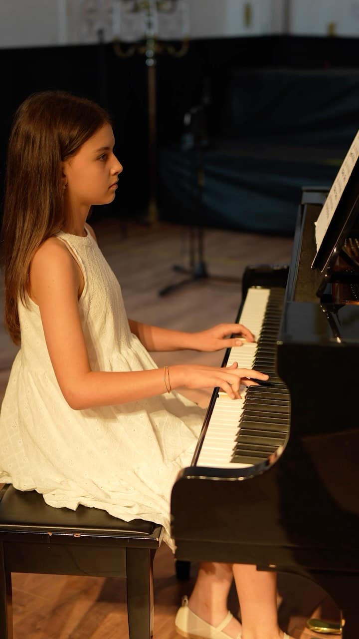 Yıl sonu konserimizden sevgili öğrencimiz Aylin’in piyano performansı
Bir yıl boyunca gösterdiği em