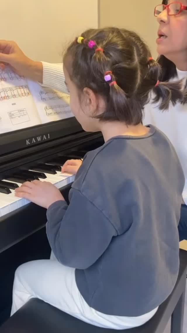 🎹 Öğrencimiz Bilge Doğa’yı ve piyano öğretmenimiz Ümit Hanım’ı kısa zamanda göstermiş oldukları bu