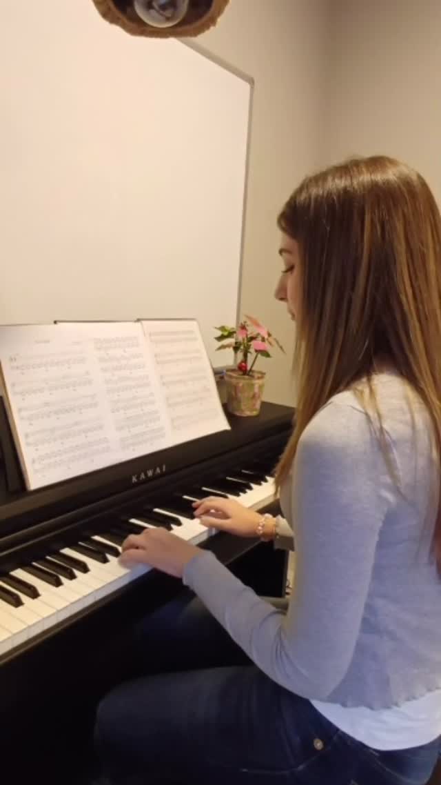 Öğrencimiz Duru Esen’i ve Piyano Öğretmenimiz Ümit Hanım’ı bu güzel performans için kutluyoruz.Gitar