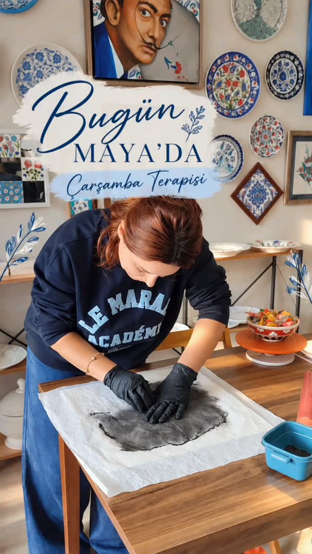 Dışarıda sel var, Maya' da sanat var 🤭💙
Çünkü hava ne olursa olsun, çininin başına geçince dünya
