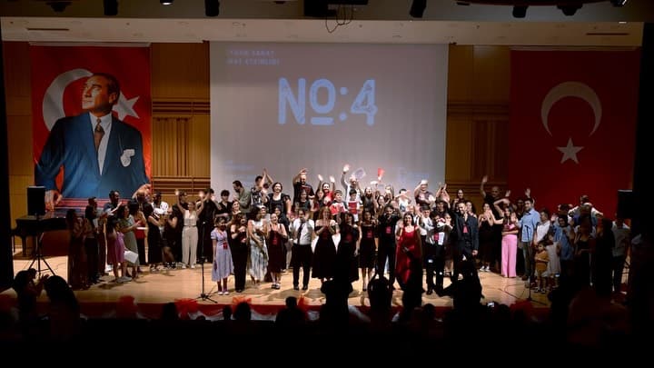 Meydan Sanat No.4 etkinliğimizi gerçekleştirdik 🥳
Müzikten dansa, resim sergisinden sahne gösteril