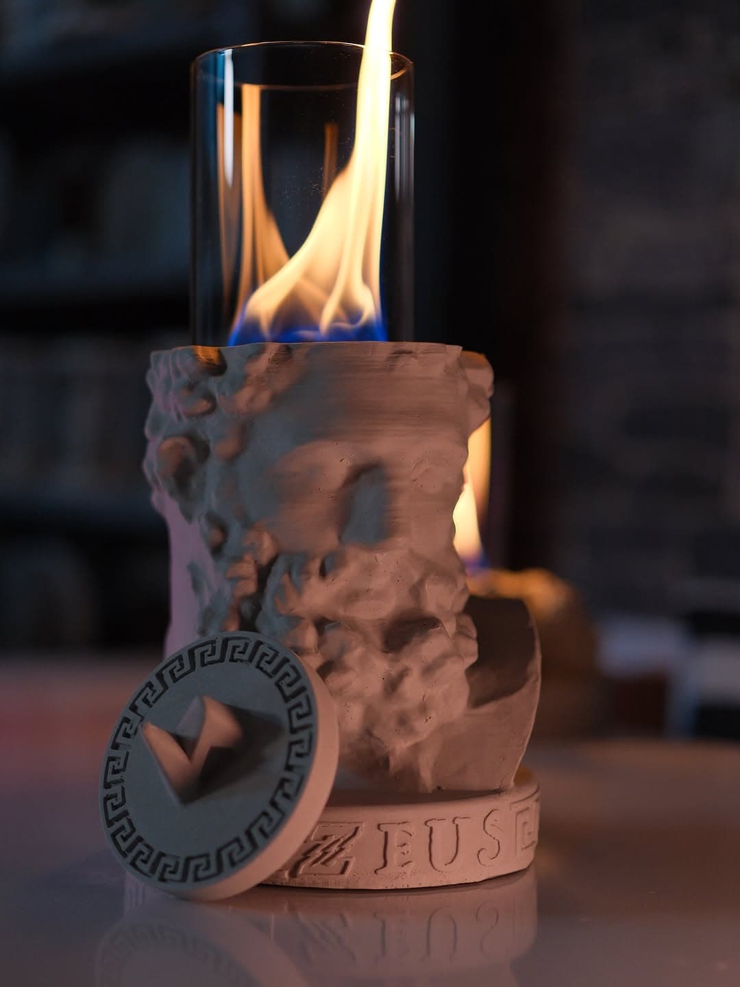 Zeus’un gücü bu kez sakin bir alevle hayat buluyor.
Doğal dokular, gerçek ateş ve sessiz bir ambiyan