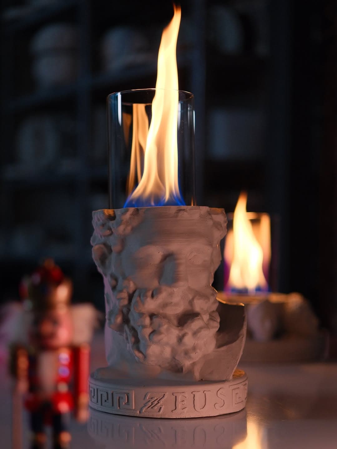 Zeus’un gücü bu kez sakin bir alevle hayat buluyor.
Doğal dokular, gerçek ateş ve sessiz bir ambiyan