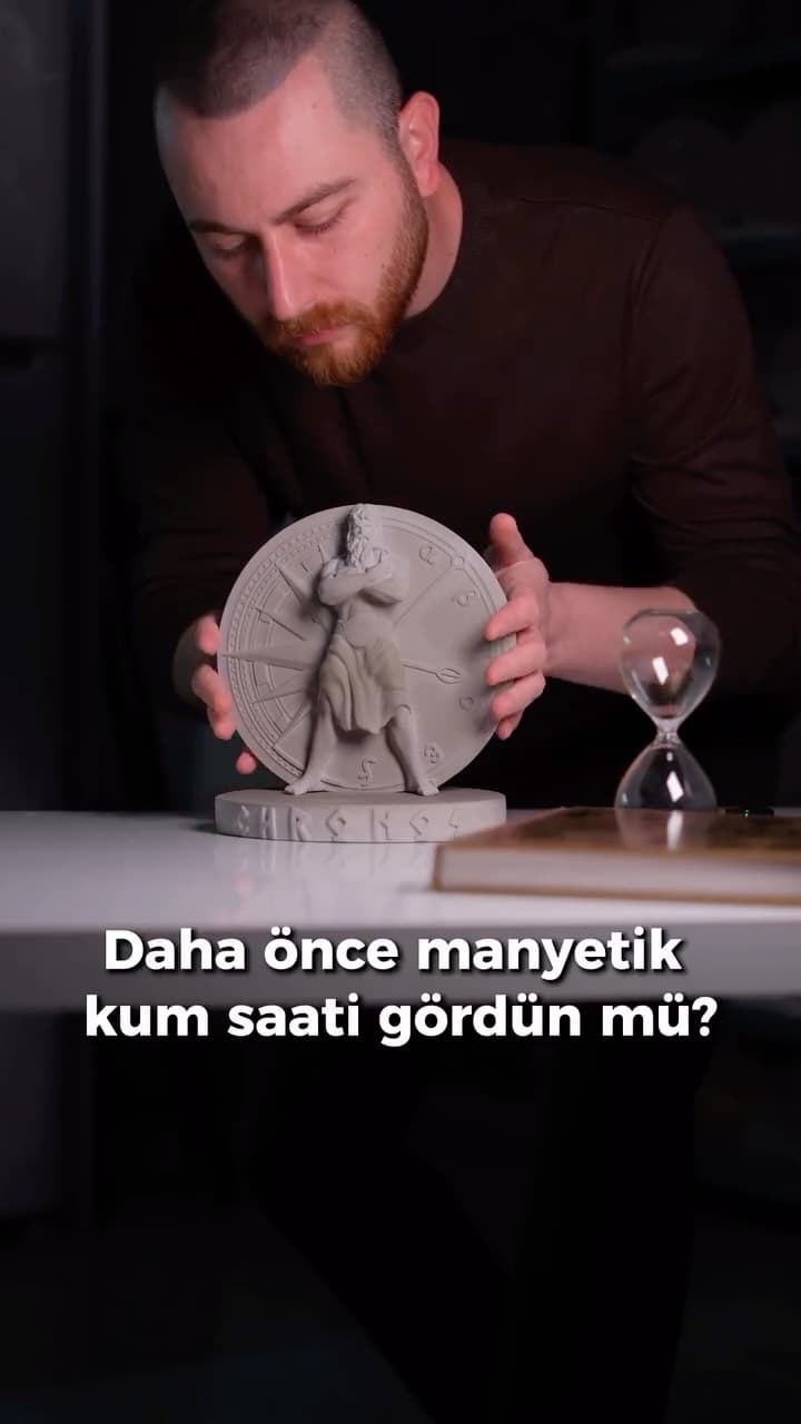 Chronos ⏳
Zamanın akışını ve değerini anlatan, mitolojiden ilham alan el yapımı bir tasarım. İçeris