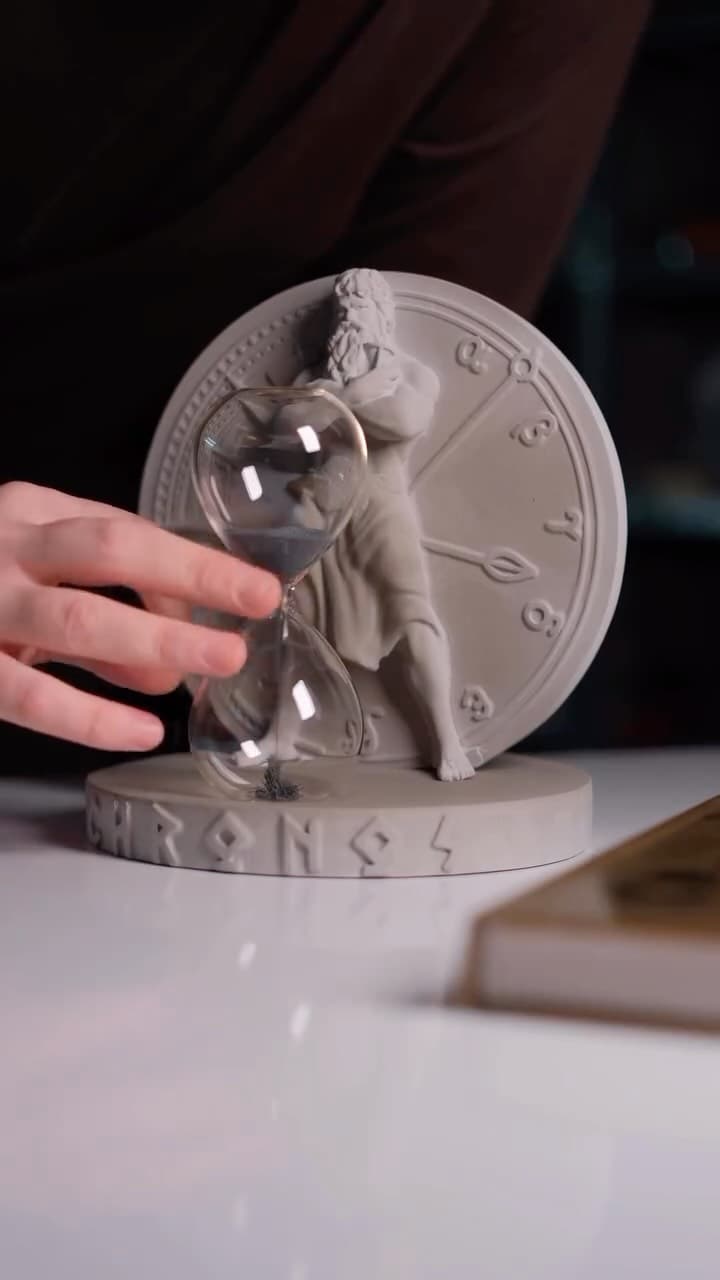 Chronos ⏳
Zamanın akışını ve değerini anlatan, mitolojiden ilham alan el yapımı bir tasarım. İçerisi