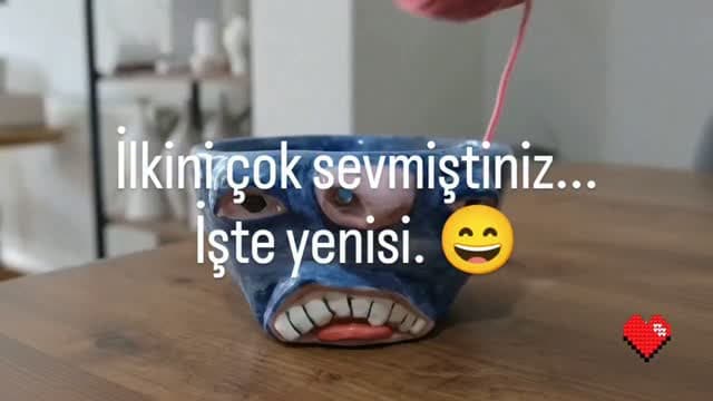 İlk yumak tutucudan sonra yeni karakter de aranıza katıldı. 😄
Burnundan ip çıkıyor ama hâlâ bir