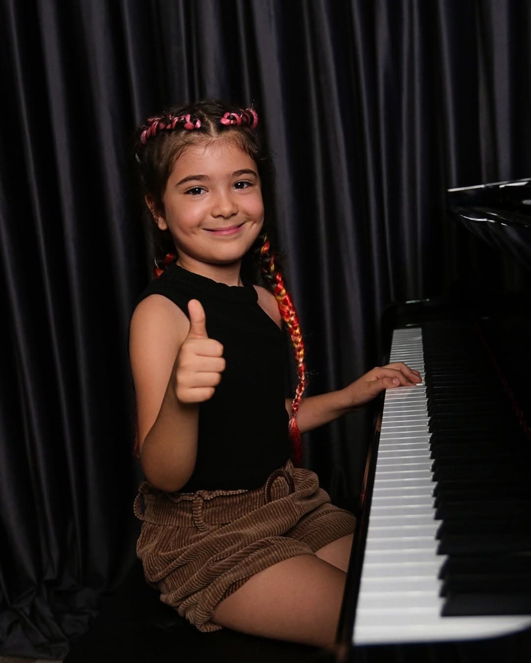 Müziğe başlamak için “doğru yaş” kadar, doğru ilgi ve doğru yönlendirme de önemli. 🎶
Bazen bir piya