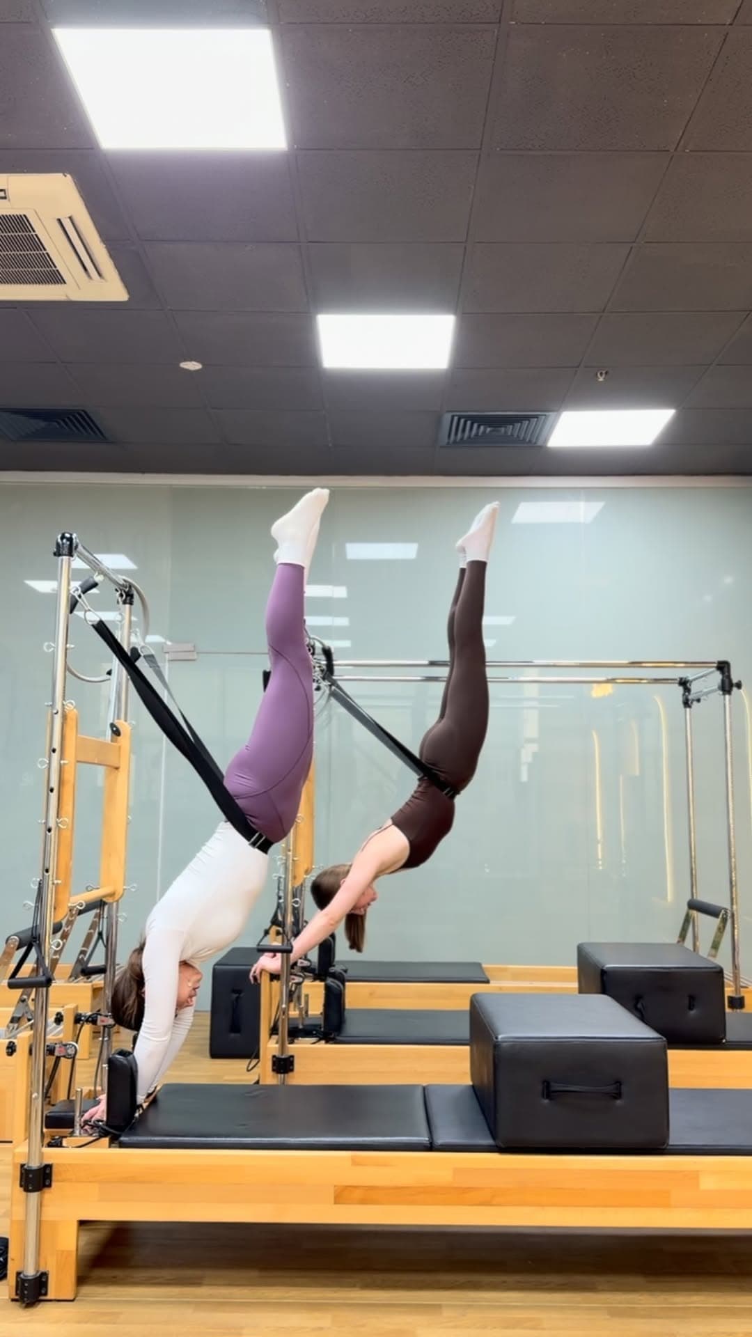 Pilates, yer çekimine karşı kasları bilinçli şekilde aktive etmeyi öğretir.
Güç, denge ve kontrol ay