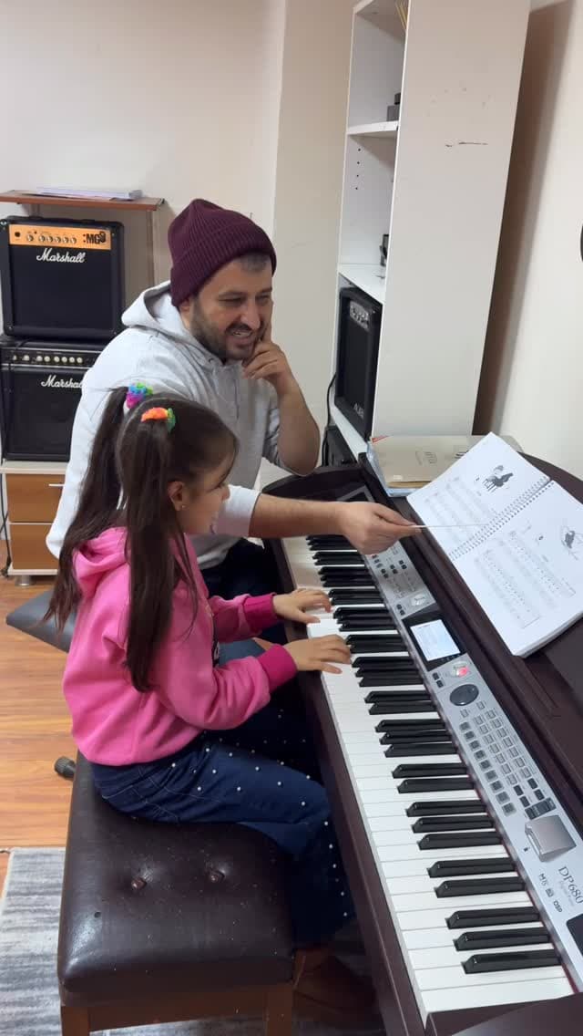 Minik Lisa hem çalıyor hem söylüyor!
Doğru teknik ve düzenli çalışmayla çocuklar kısa sürede özgüven