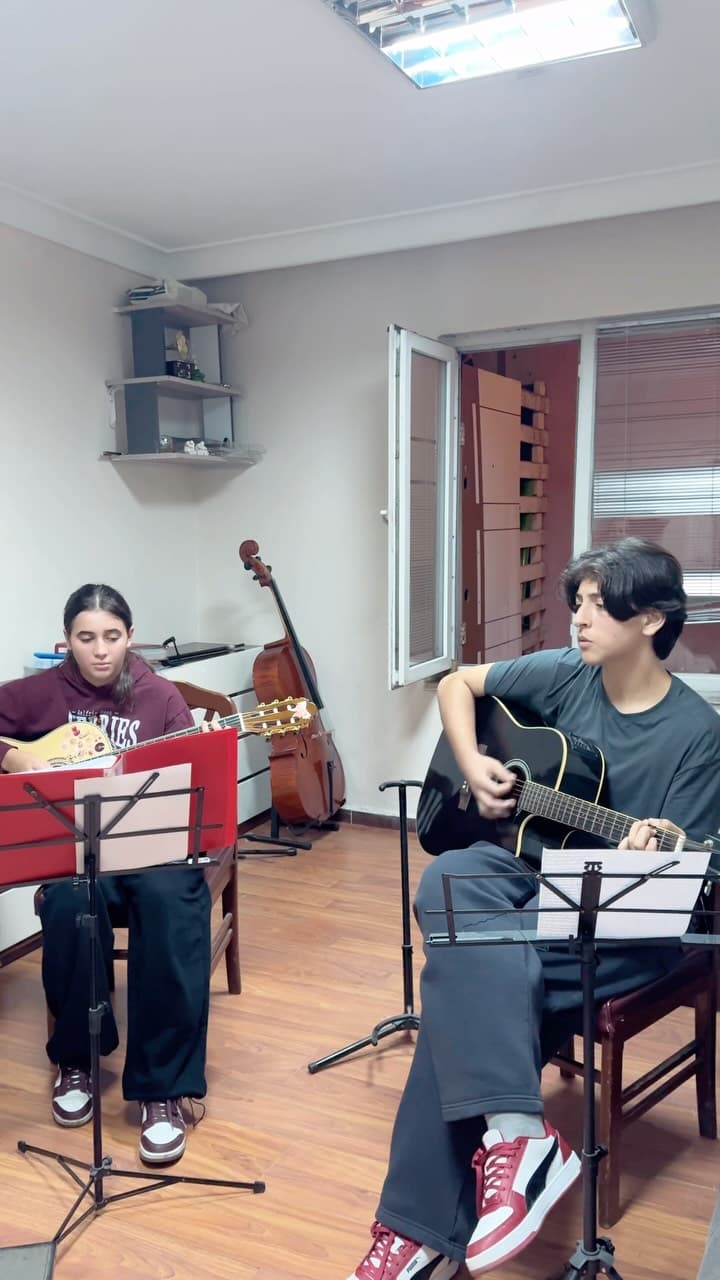 🎸 Patika da yeni dönemi geçen sezon öğrencilerimizden Esila ve Mete’nin güzel bir gitar performansı