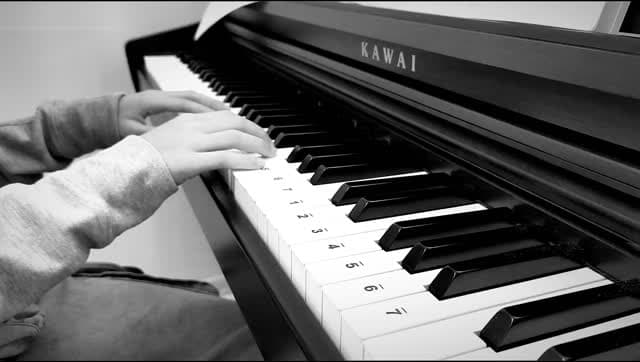 Öğrencim Ferah ile Allegro'yu ( Royal Akademi ABRSM Grade 5 eseri) normal hızından %25 hızlı çalalım