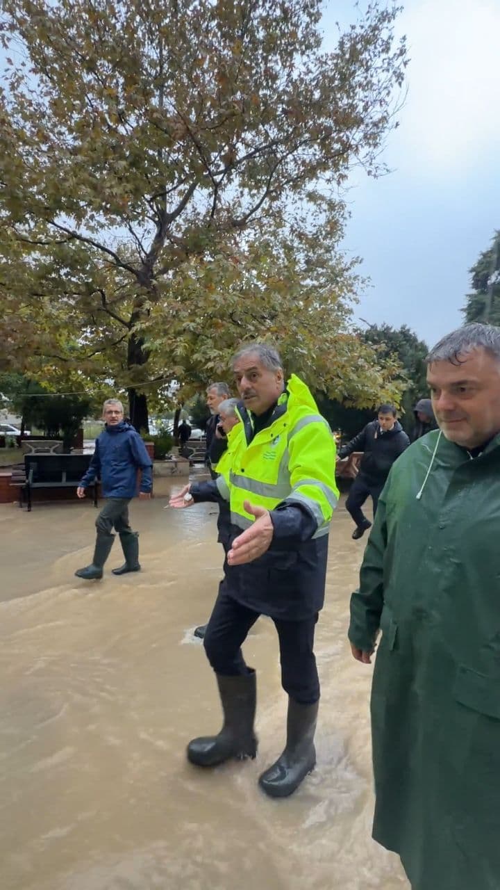 Sakarya Valimiz Rahmi Doğan’la birlikte Karasu ilçemizde yoğun yağıştan etkilenen mahallelerimizi zi