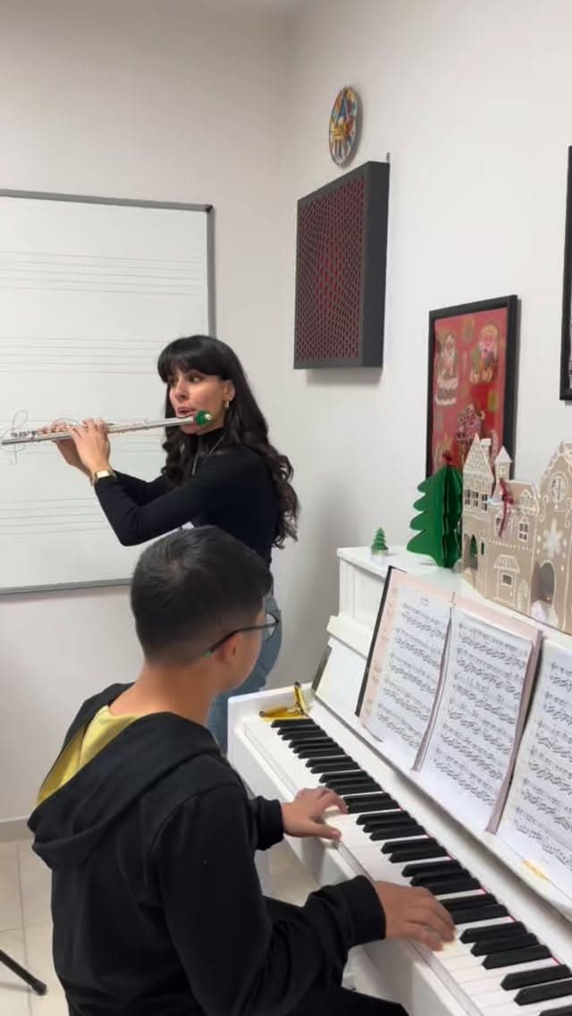 1 yıldır bizimle birlikte olan öğrencimiz Ahmet 🎶
Düzenli çalışması, sabrı ve müziğe olan ilgisiyle