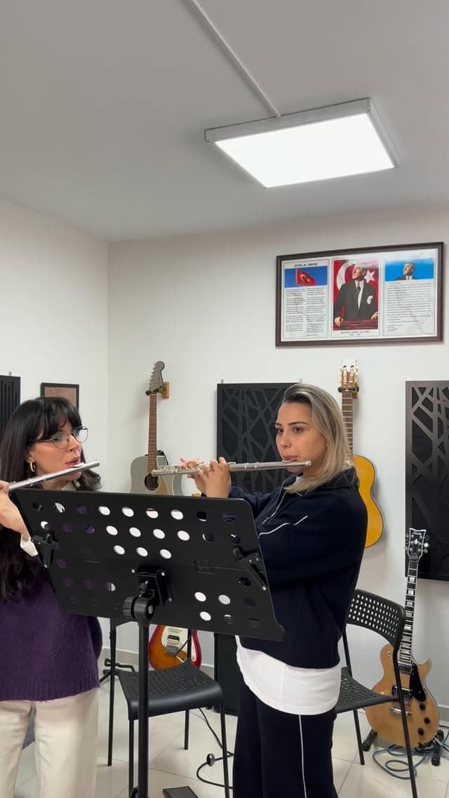 Yılbaşı ruhunu yan flütle karşıladık 🎶
Öğrencimiz Ayşe Hanımla birlikte seslendirdiğimiz yılbaşı te