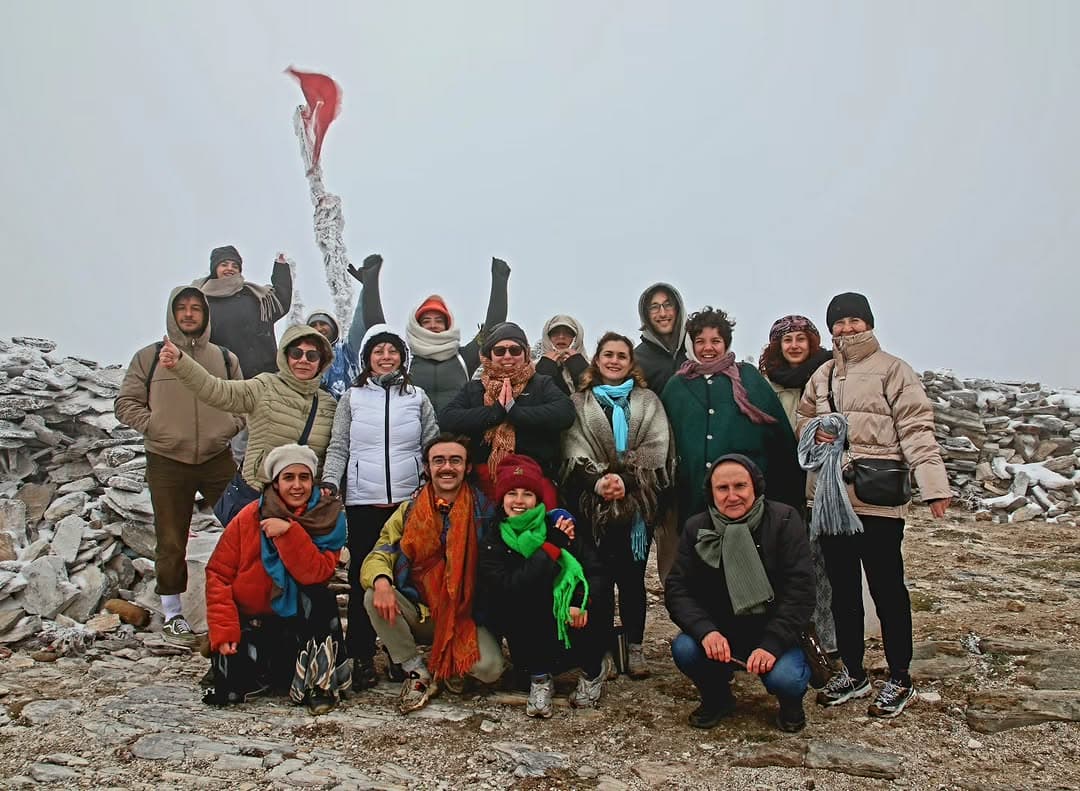 Kaf dağının ardına açılan masaldan, Kaz dağının zirvesine uçan kuşlar 🏔🕊✨️
Mayıs dolunayında Sarı