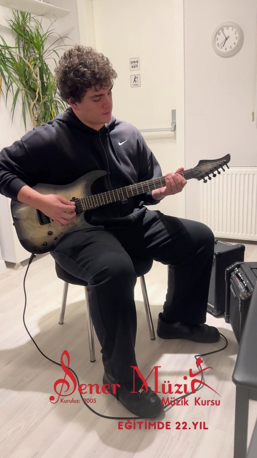 "Yapabilir miyim?" diye düşünerek başladı, şimdi ise çalıyor! ⚡
Mert ile elektro gitar derslerimizde