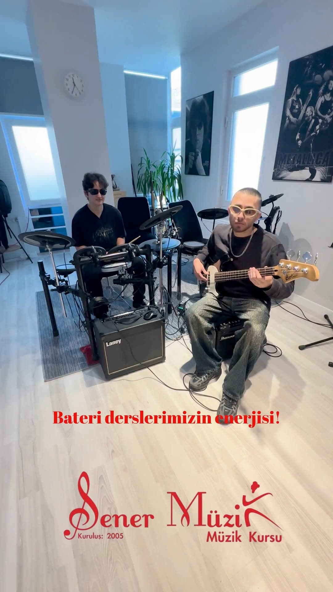 "İkili tamam, gözlükler tamam, Billie Jean hazır!" 🥁
Stüdyoda güneş gözlüğü takmayı gerektiren o se