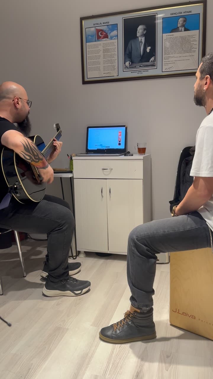 🌧️🎶 Bugün gökyüzü de bize eşlik ediyor…
Dışarıda yağmur, içimizde müzik… ☔🎹🎸
Bertuğ Cemil’in Y