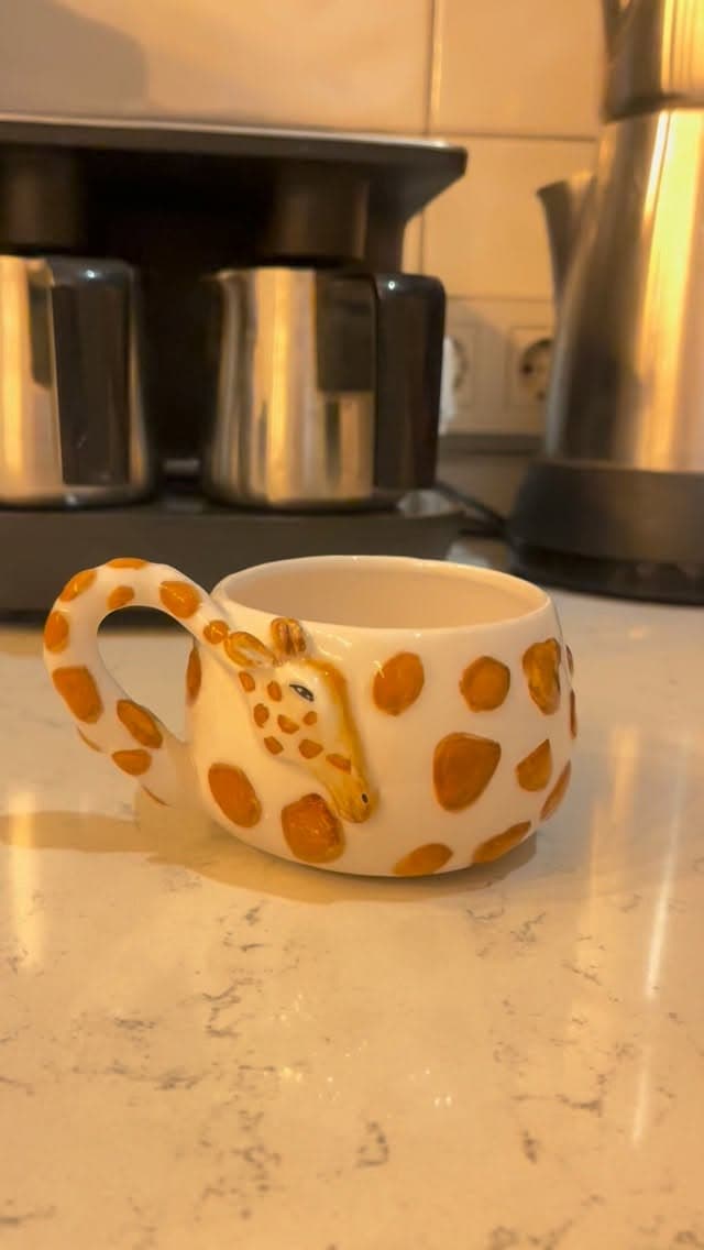 Sıcak bir günaydın ☕️🤍
Kendi ellerimizle yaptığımız kupada, kahvenin tadı bir başka güzel.
Güne bir