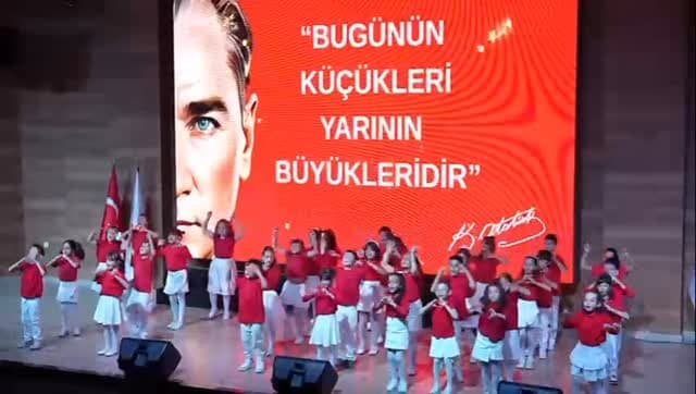 Bugün bizim bayramımız!
Türkiye Cumhuriyeti’nin 102. yaşı, okulumuzun koridorlarında ve sınıflarınd