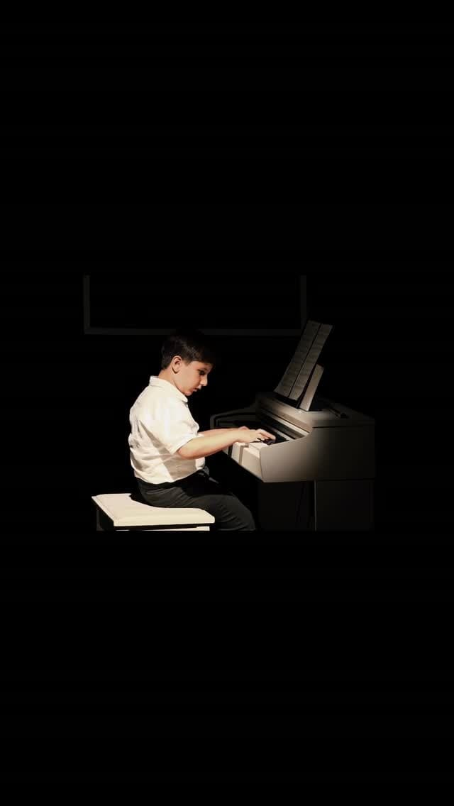 🎹✨ Sezin Sanat’ta müziğin büyülü yolculuğu devam ediyor! ✨🎶
Öğrencimiz Mahir Zanyar Örs, piyanoda