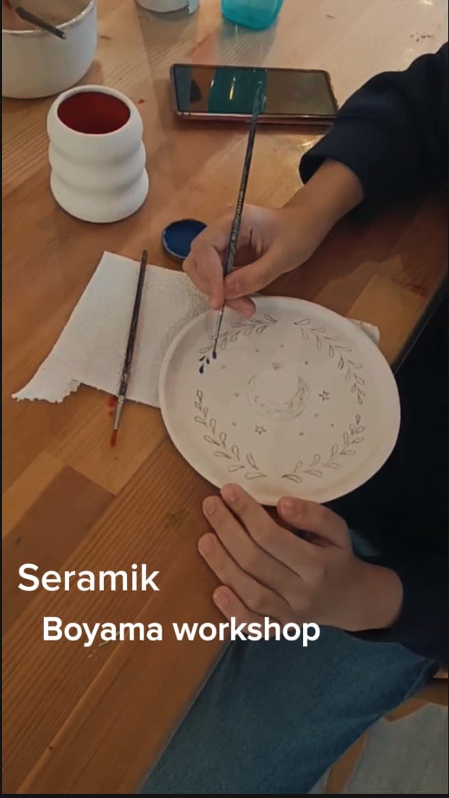 Bir seramik boyama workshopundan çıkan bu ay-yıldızlı, çiçekli set; sakinliğin, oyunun ve el emeğini