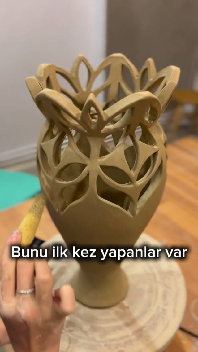 Daha önce hiç seramik yapmamış kişilerle başlıyoruz.
İlk derste çamura dokunmakla başlayan süreç,
za
