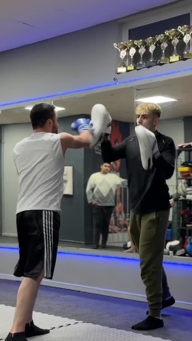 Kickboks pt padwork
Pad: @lutfu_cann06
Fighter: @mehmet_buyukkayaer