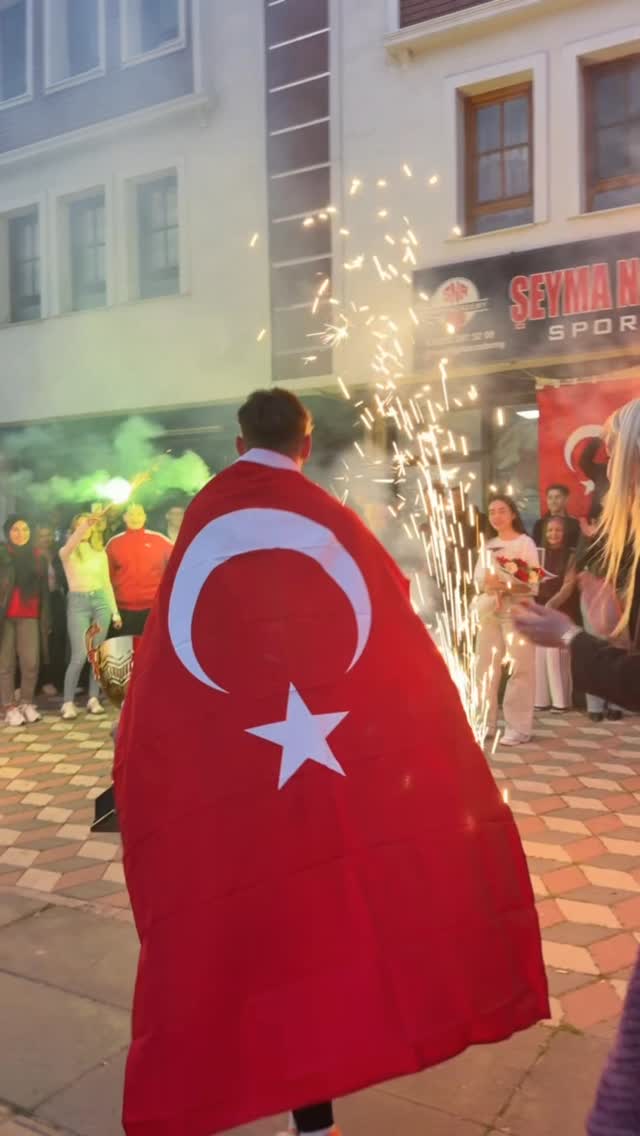 BİZ BÜYÜK BİR AİLEYİZ.. ŞNA FİGHT ACADEMY OLARAK ŞAMPİYON SPORCUMUZUN BAŞARISINI HEP BİRLİKTE KUTLAD