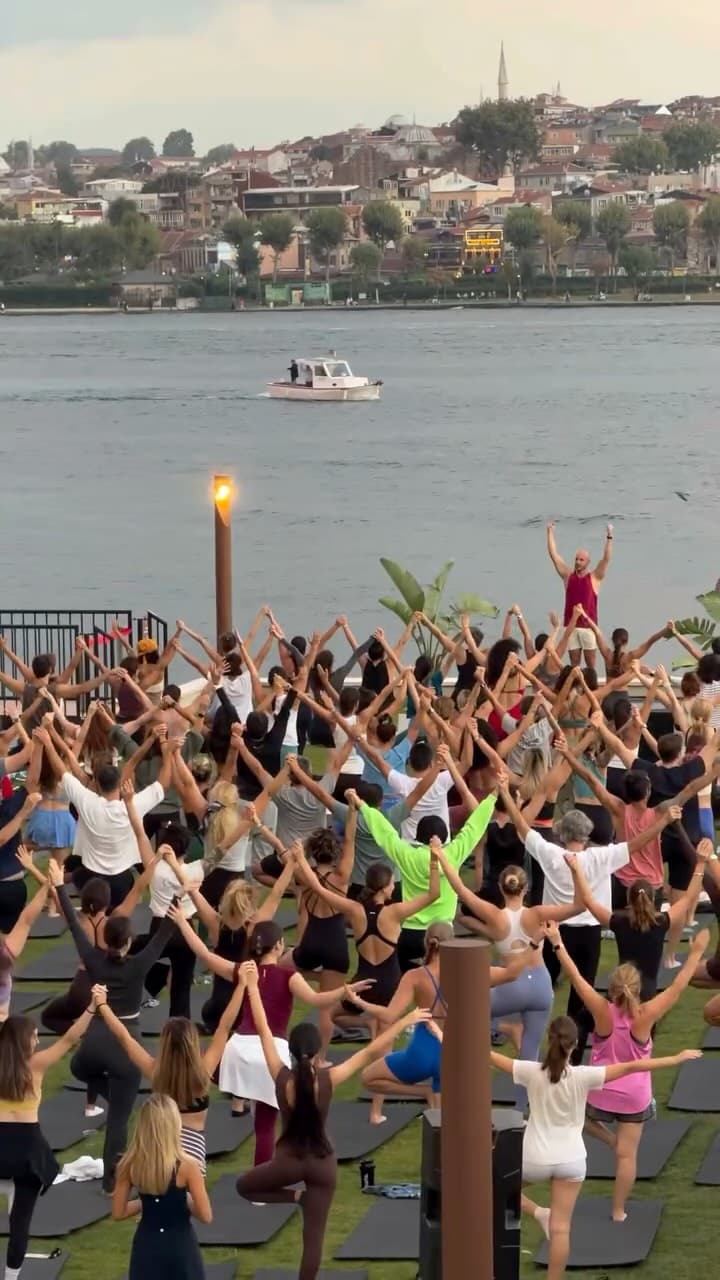 Fırat Tosun rehberliğinde, Rixos Tersane’de gerçekleştirdiğimiz Sunset Flow’da gün batımı eşliğinde