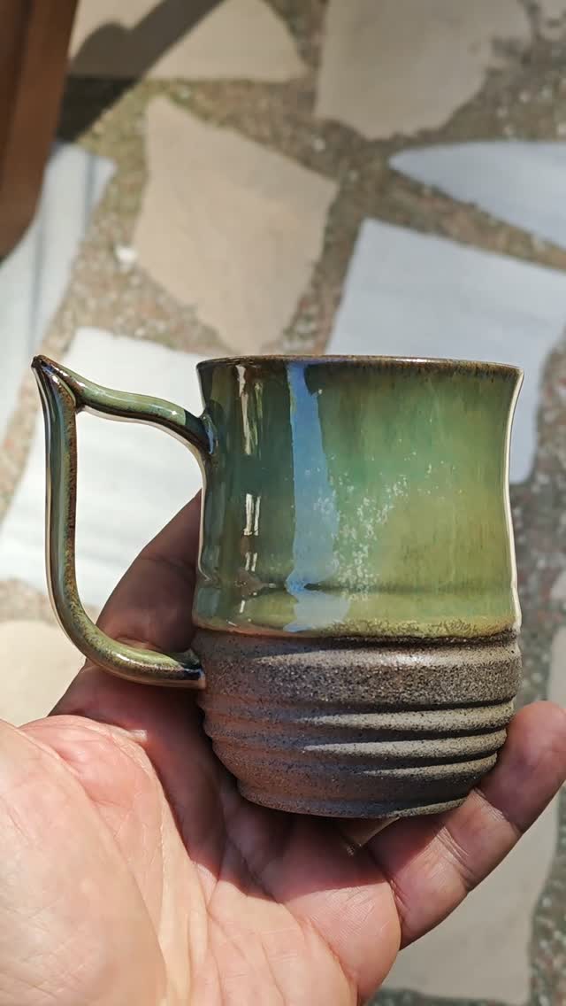 Fırından yeni çıktı 🔥. Bu kupa stonewaredir. Çömlekçi tornasında yaptım.
El yapımı stoneware kupa