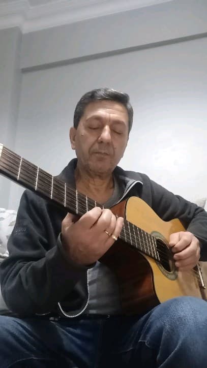 Eser : Bir bahar akşamı rastladım size
Makam : Hicâz
Usûl : Aksak
Beste : Selahattin Pınar
Güfte :