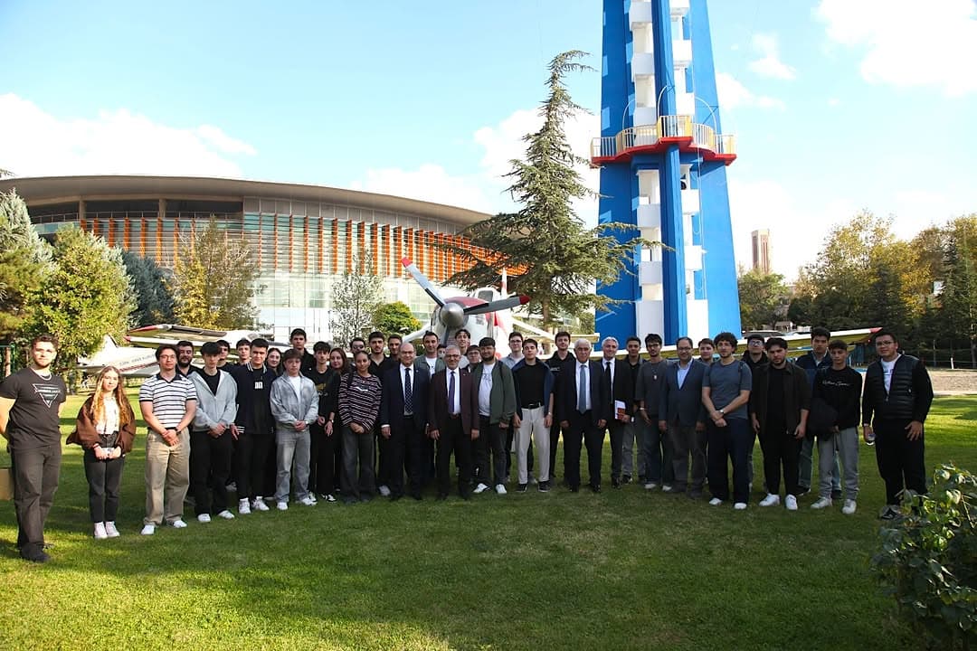 GELECEĞİN HAVACILARI THK MÜZESİ’NDE
Türk Hava Kurumu Üniversitesi öğrencileri, Türk havacılık tarih