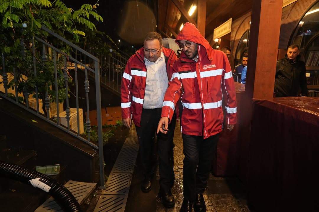Kıymetli komşularım,
Gece boyu devam etmesi beklenen şiddetli yağış ve fırtınaya karşı, hiçbir komş