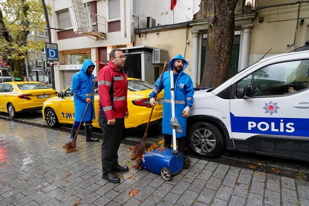 Kıymetli Hemşehrilerim;
Gece boyunca olduğu gibi sabahın ilk saatlerinde de Üsküdar’ımızın sokaklar