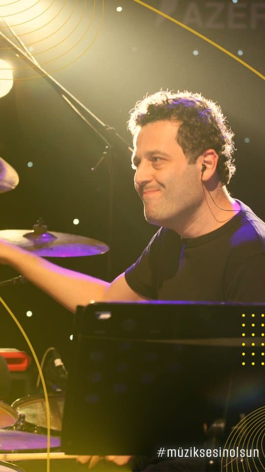 Efsanelerin sahnesinden, geleceğin müzisyenlerine. 🥁
Bir enstrümanı çalmak teknik bir süreçtir, an