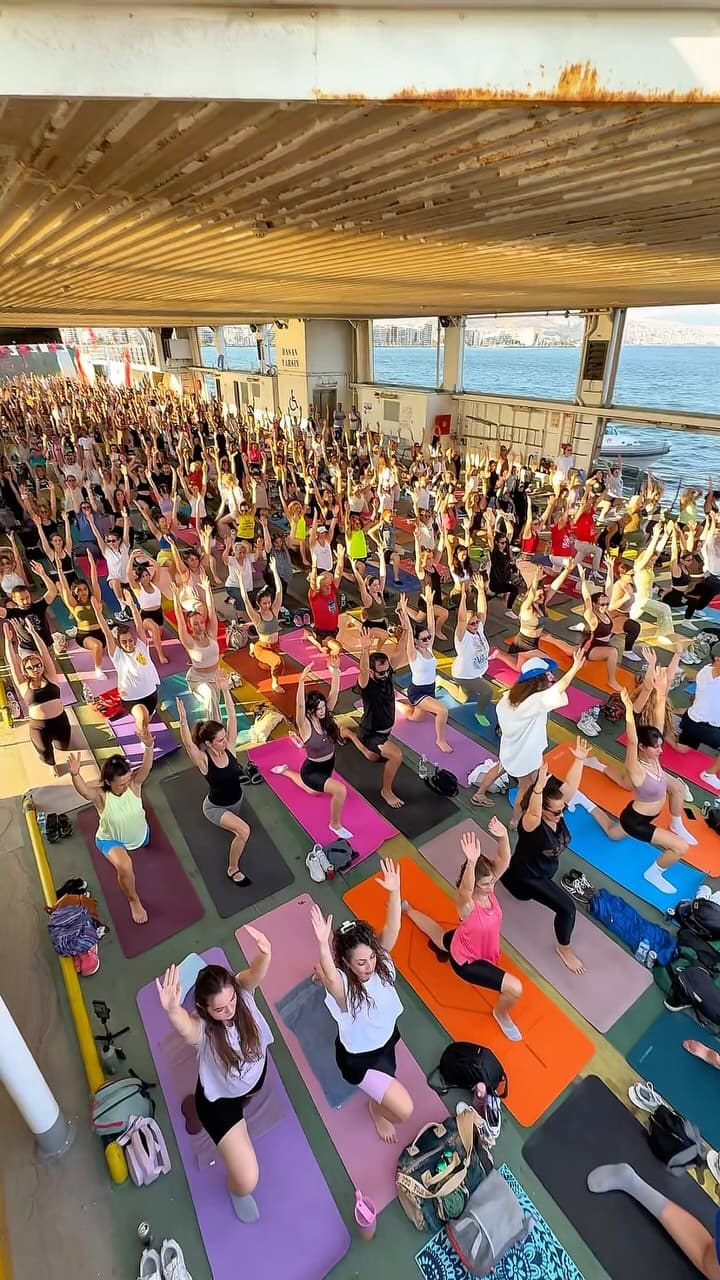 İZMİR YOGA VAPURU. Herkes nasıl da mutluydu.😍💙 Dünya Yoga Günü İzmir’de işte böyle kutlandı.🫠🧿🇹