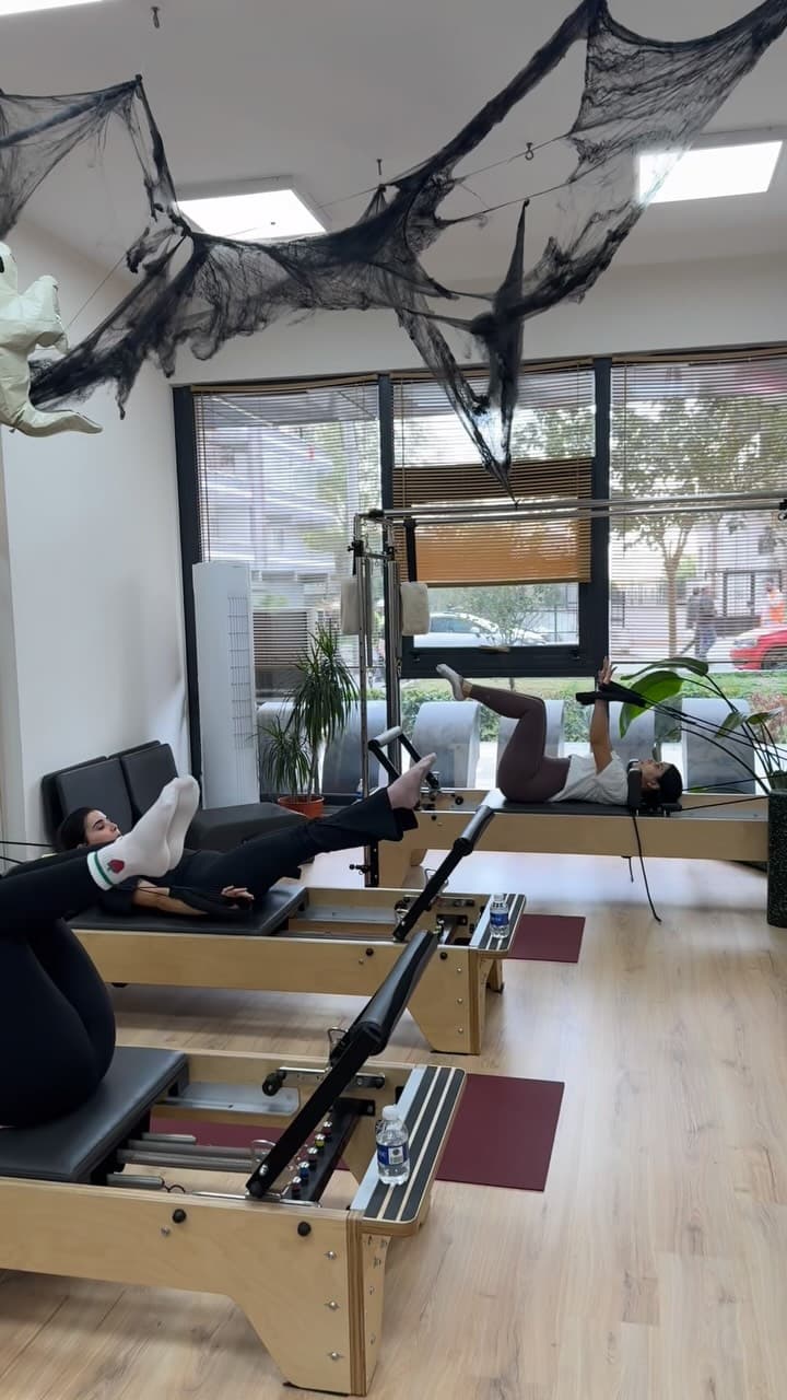 Yeni sezonda Yogasis'te yine beraber pratik yapıp bol bol eğleneceğiz. ✨ Hadi sen de bize katıl, top