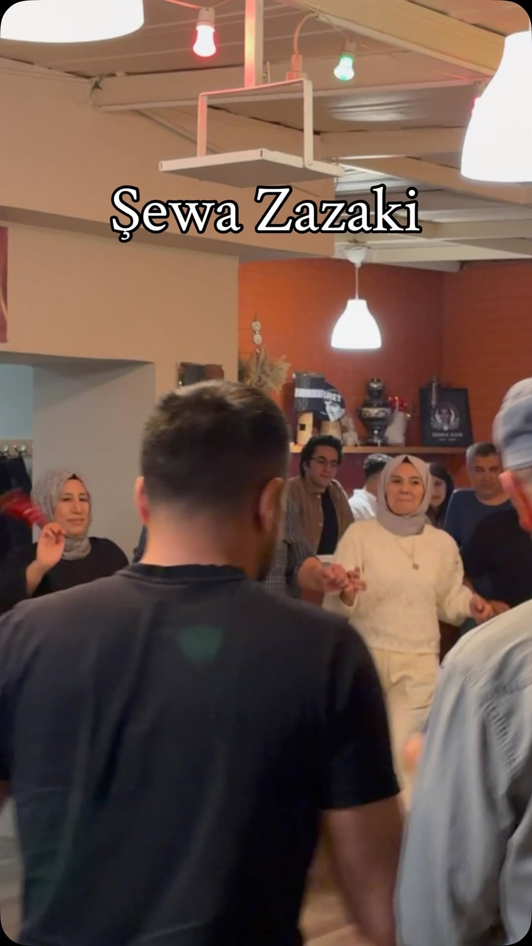 Şewa Zonê Zazaki ra jü videoê de kılmek.
Zazaca Dil gecesinden kısa bir video.
Roca Zonê Zazaki 202